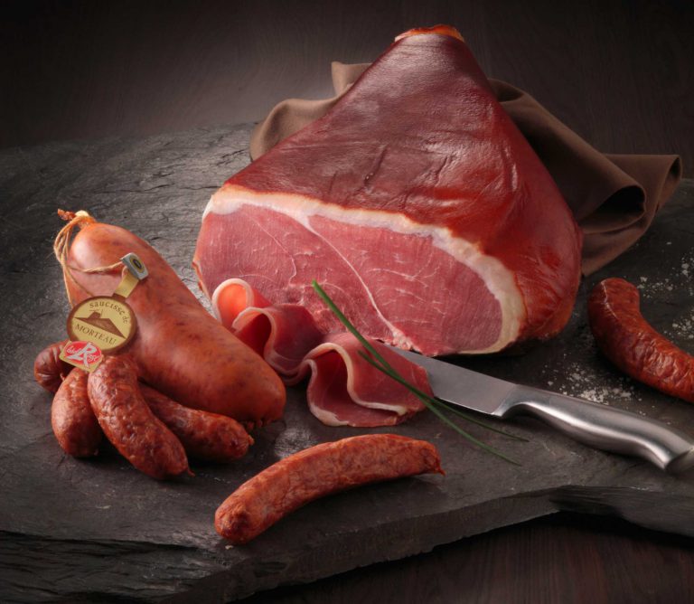 Jambon cru avec une entame accompagné de saucisses de Morteau et de Montbéliard