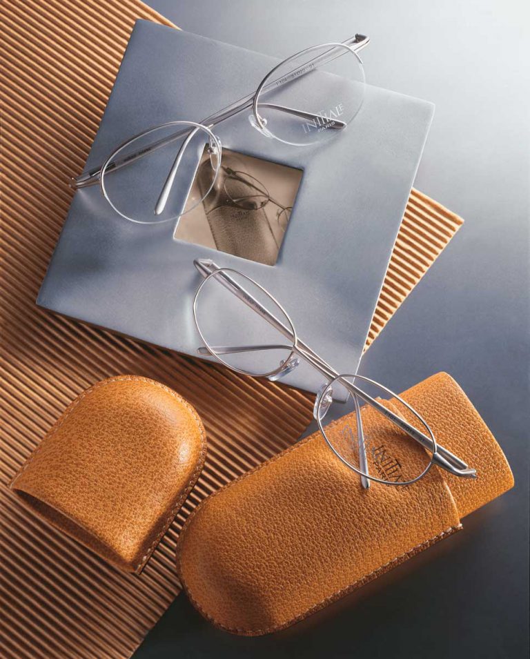 Lunettes avec des montures aciers disposées sur leur étui