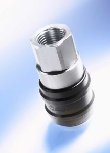 gros plan sur un raccord hydraulique industriel