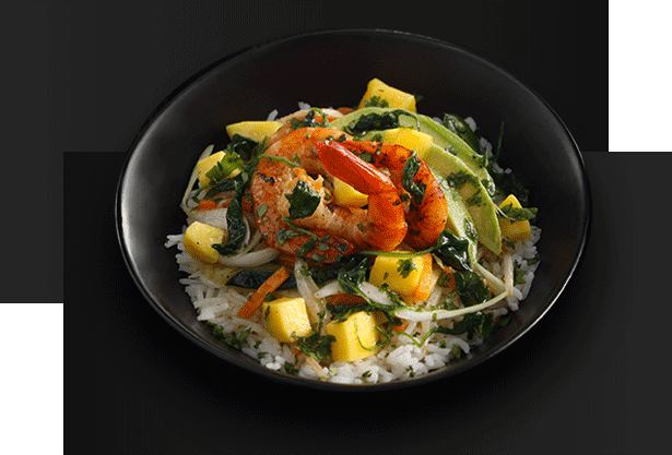 bowl de crevettes aux saveurs exotiques accompagnées de mangue, de coriandre sur un lit de riz basmati